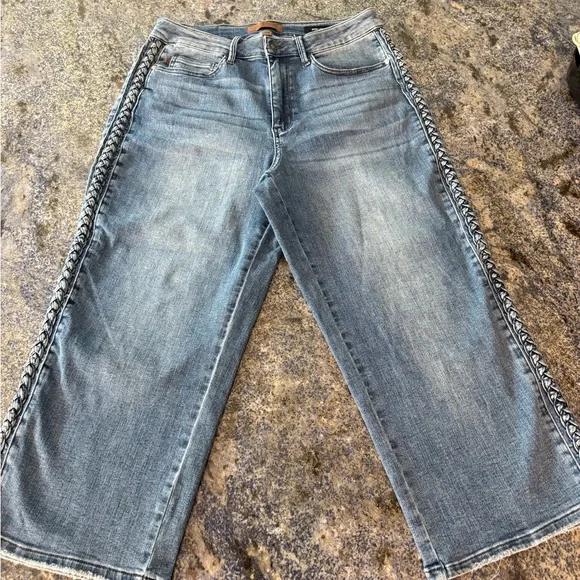 Judy Blue Forgetting You Cropped Blue Jeans with Braided side Detail 16 W - Picture 5 of 15